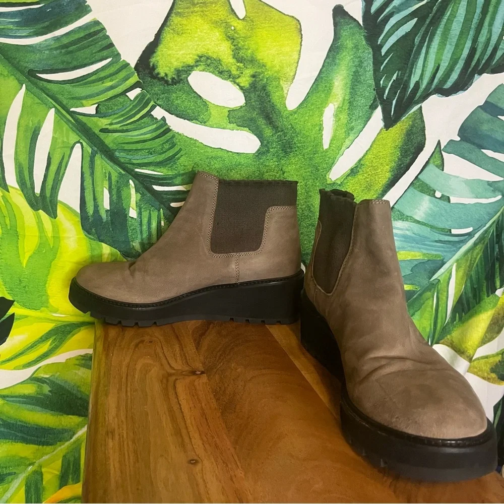 Eileen Fisher 9.5 Brown Black Leather Pull On City Fall Chelsea Lug Sole Booties